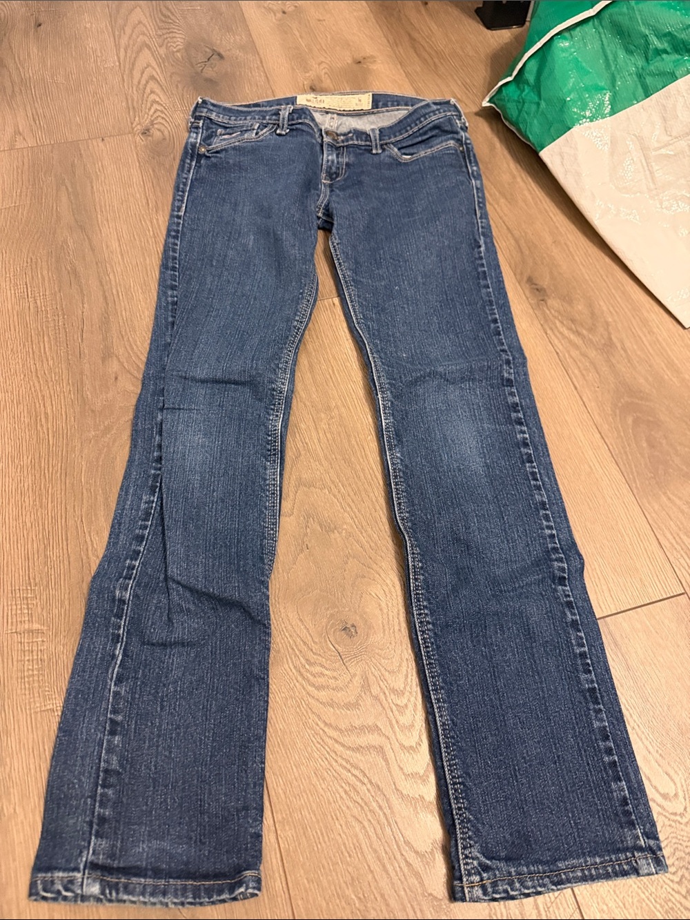 Hollister size 1 short stretch jeans @@@@
